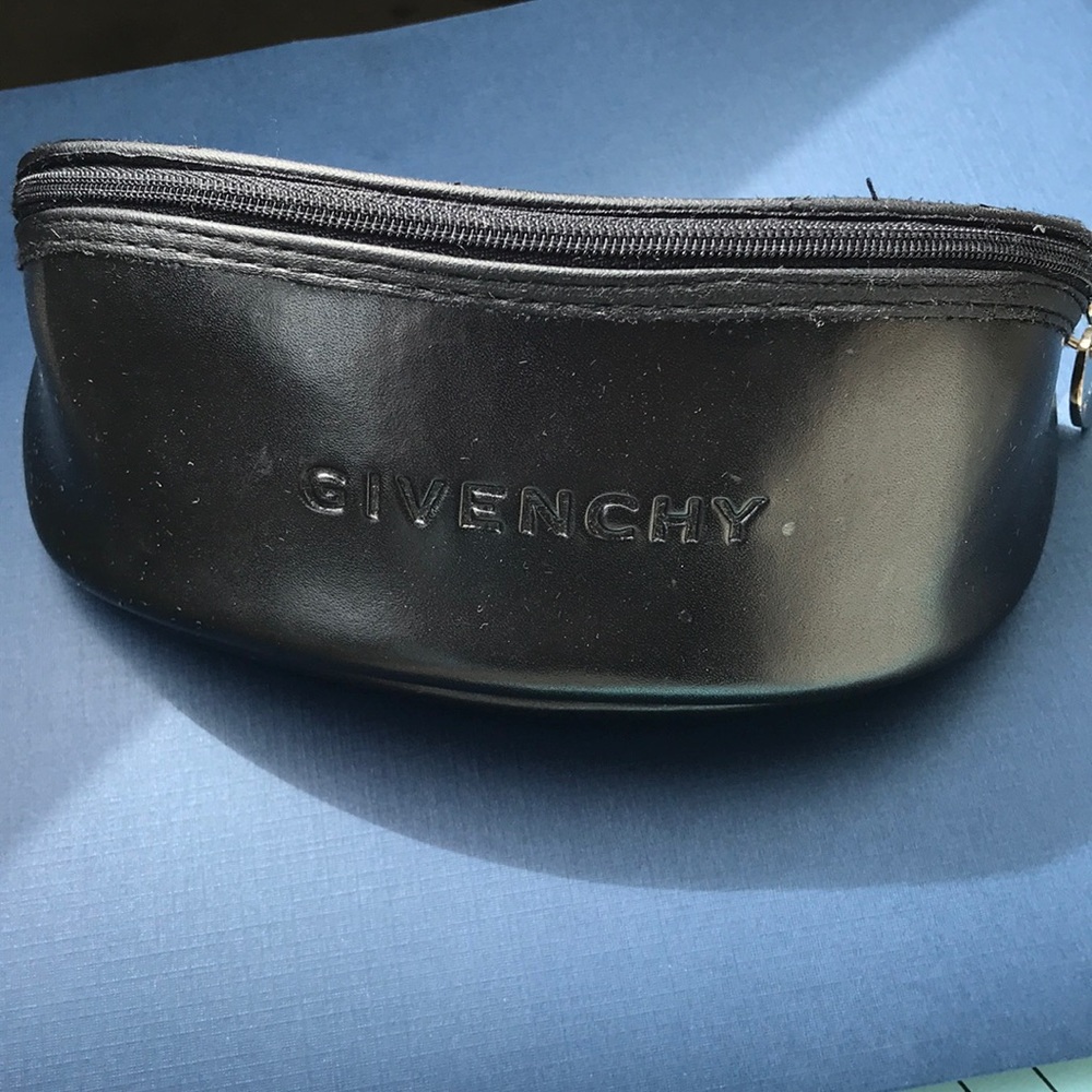 GIVENCHY  😎 - Picture 2 of 4